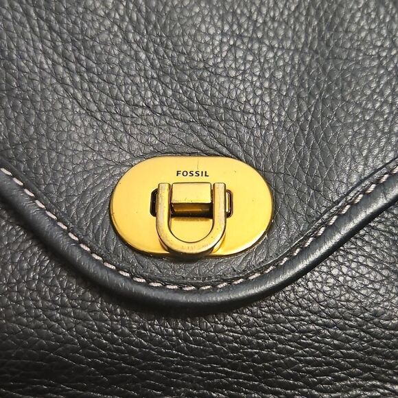 Fossil Heritage Mini Flap Pebbled Leather Crossbody Bag in Black - Picture 3 of 7